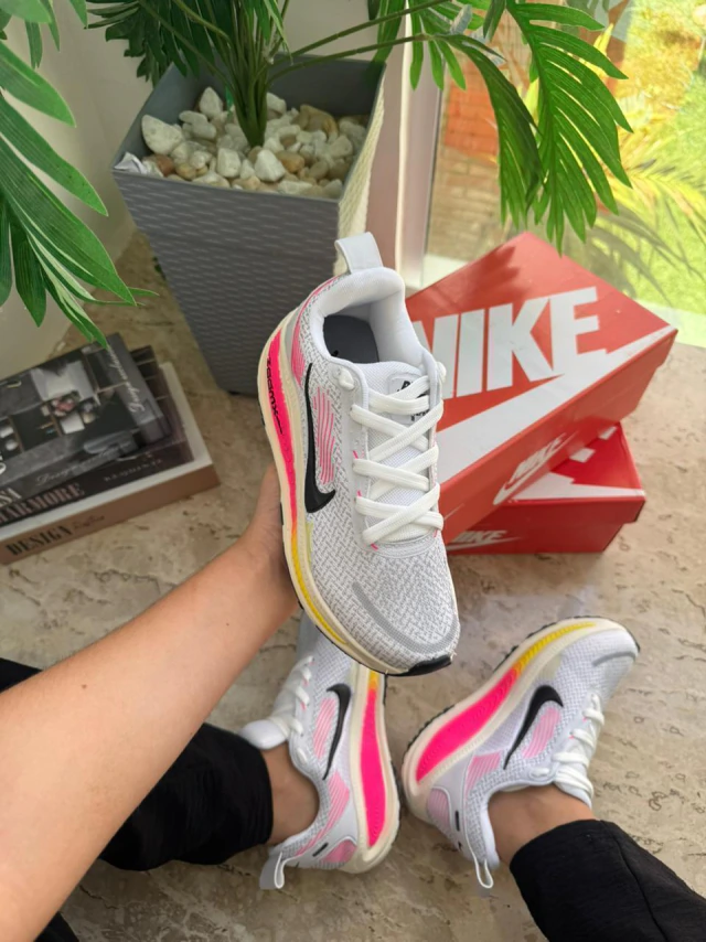 Tênis ZoomX Vomero Branco Rosa Verde